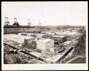 Vista de la construcción del Canal de Panamá con formas de concreto y excavación visible, 1912 o 1913